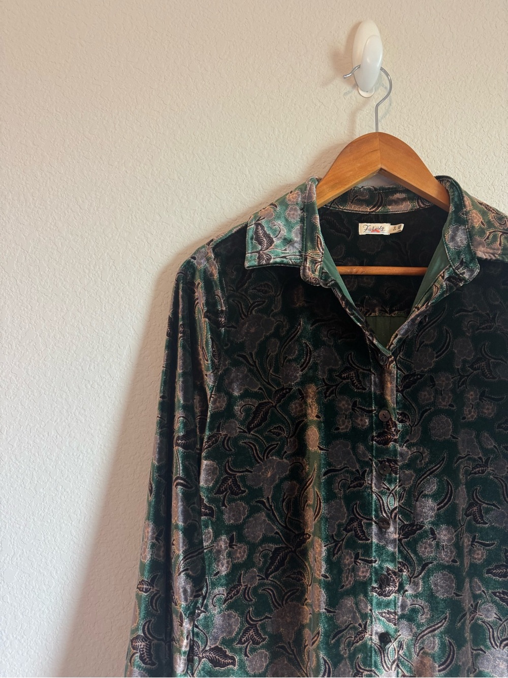Faherty Women's Green Floral Genevieve Stretch Silk Velvet Button Down Top XS - Picture 3 of 10